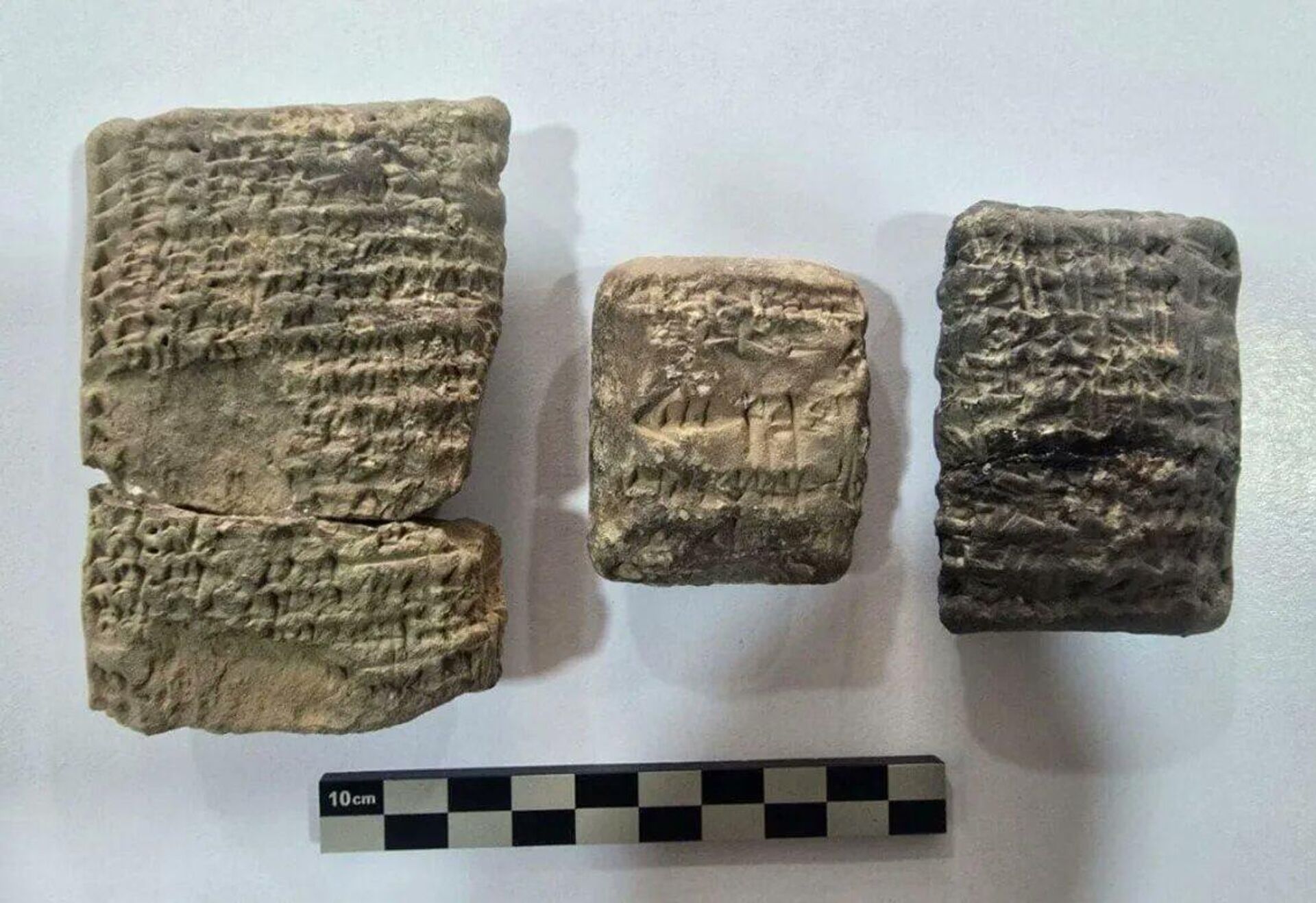 Tablillas inscritas con escritura cuneiforme de la antigua Babilonia, halladas por arqueólogos - Sputnik Mundo, 1920, 26.10.2024