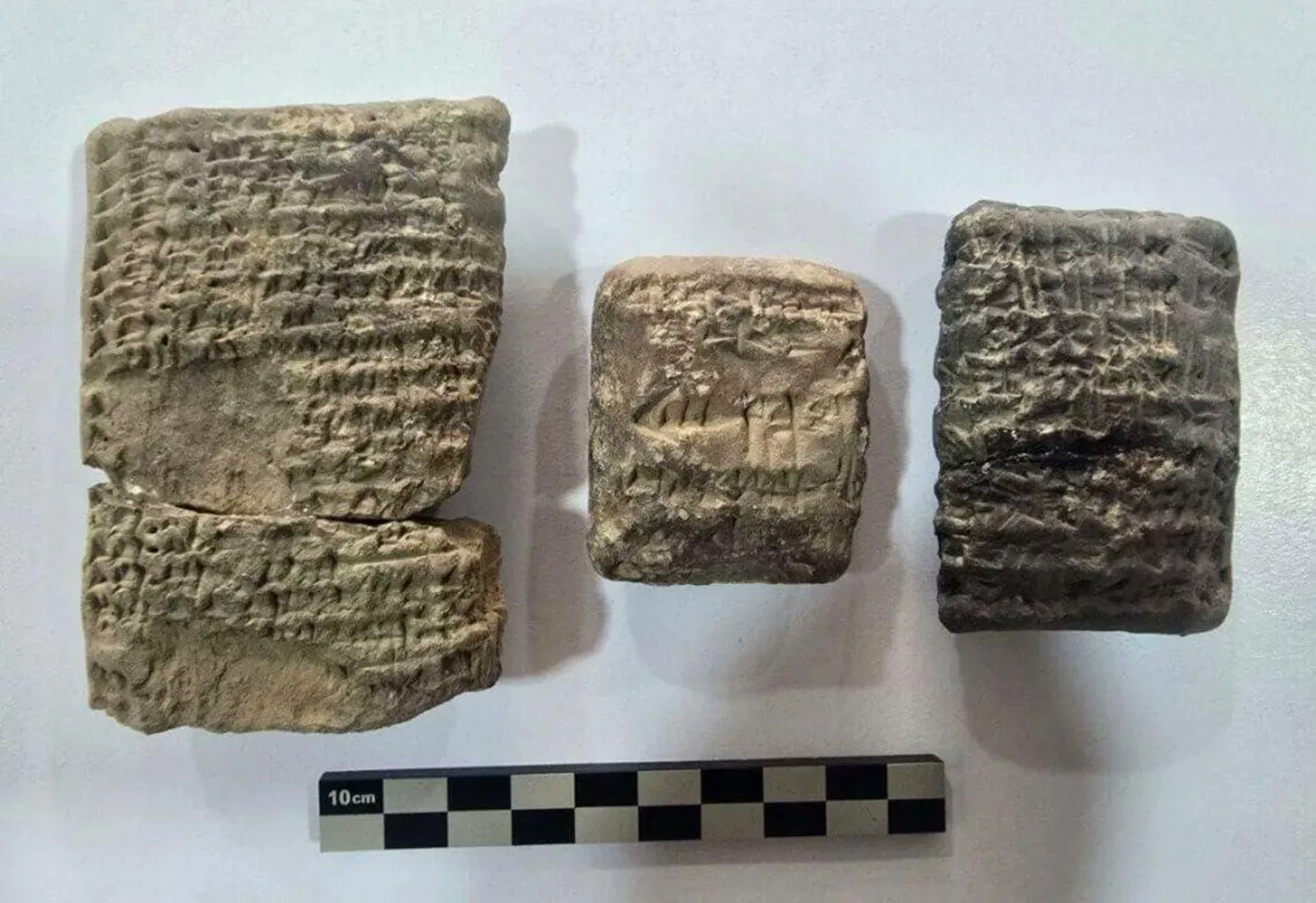 Tablillas inscritas con escritura cuneiforme de la antigua Babilonia, halladas por arqueólogos Tablillas inscritas con escritura cuneiforme de la antigua Babilonia, halladas por arqueólogos - Sputnik Mundo, 1920, 26.10.2024