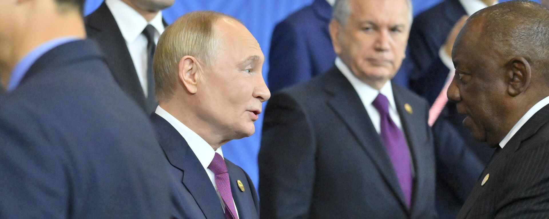 El presidente de Rusia, Vladímir Putin, y el mandatario de Sudáfrica, Cyril Ramaphosa, durante la XVI Cumbre de los BRICS en la ciudad de Kazán, el 24 de octubre de 2024 - Sputnik Mundo, 1920, 27.10.2024