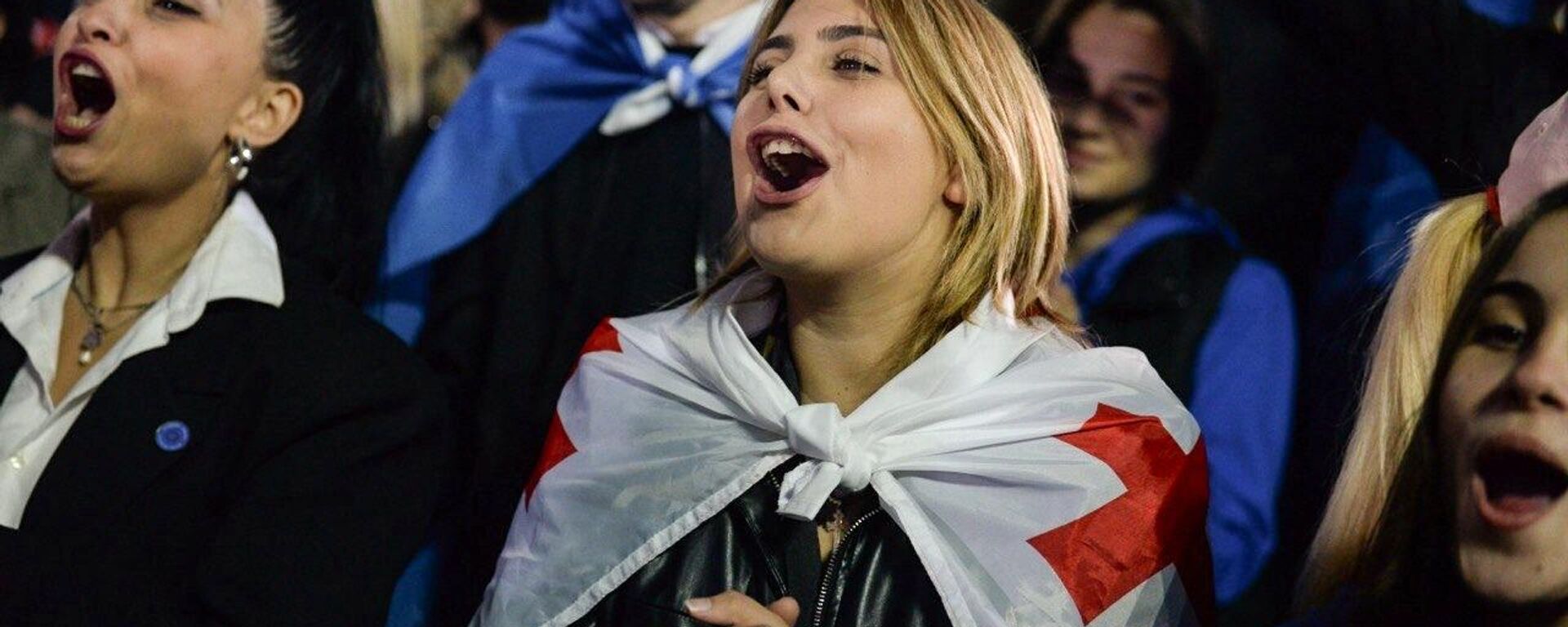 Simpatizantes del partido gobernante Sueño Georgiano celebran la victoria del partido en las elecciones parlamentarias en una plaza frente a la oficina de Sueño Georgiano en Tiflis, capital de Georgia. - Sputnik Mundo, 1920, 28.10.2024