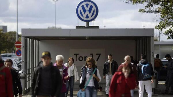 Un grupo de personas abandona la planta de Volkswagen en Wolfsburg, Alemania - Sputnik Mundo