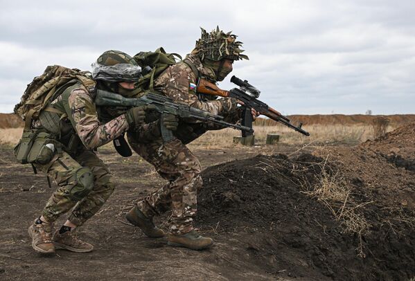 Militares del 1430.º Regimiento de las Fuerzas Armadas rusas en una sesión de entrenamiento sobre operaciones de asalto en la dirección de Zaporozhie. - Sputnik Mundo