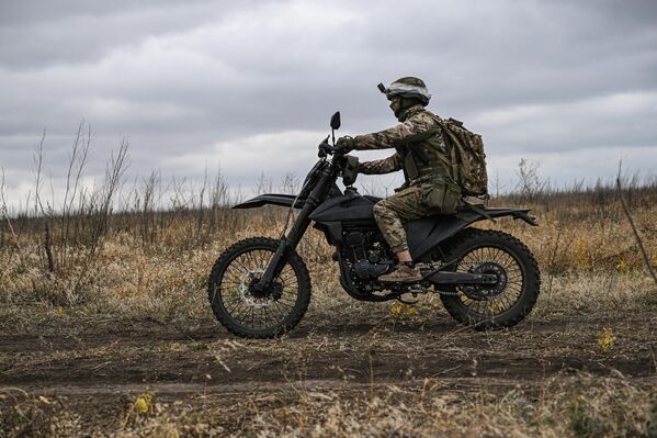 Las motos se han convertido en un medio de transporte importante en la zona de la operación militar especial, razón por la cual también se enseña sobre su empleo en el campo de batalla. - Sputnik Mundo