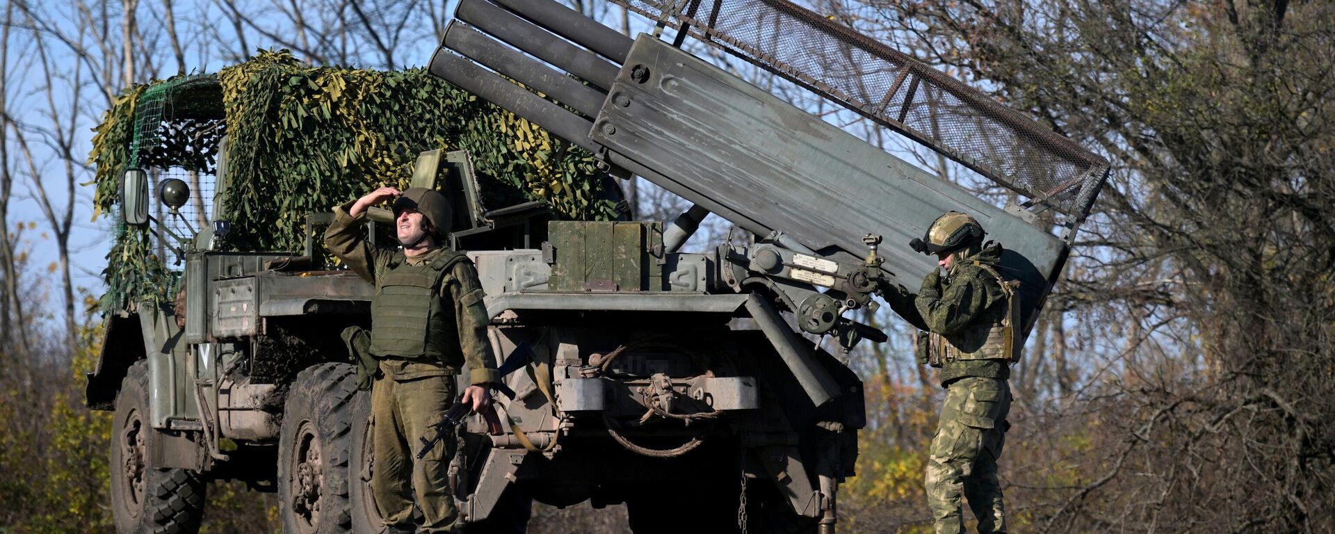 Los militares del 25.º ejército interarmas del grupo de fuerzas occidental disparan desde el sistema múltiple de lanzamiento de cohetes Grad-1 en la zona de la operación militars especial - Sputnik Mundo, 1920, 21.03.2025