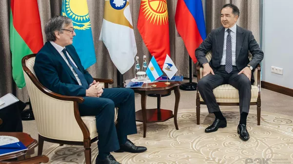 El embajador extraordinario y plenipotenciario de Argentina ante Rusia, Enrique Ignacio Ferrer Vieira, mantuvo una reunión de trabajo con el presidente del Colegio de la Comisión Económica Euroasiática (CEE), Bakitzhan Saguintáev - Sputnik Mundo