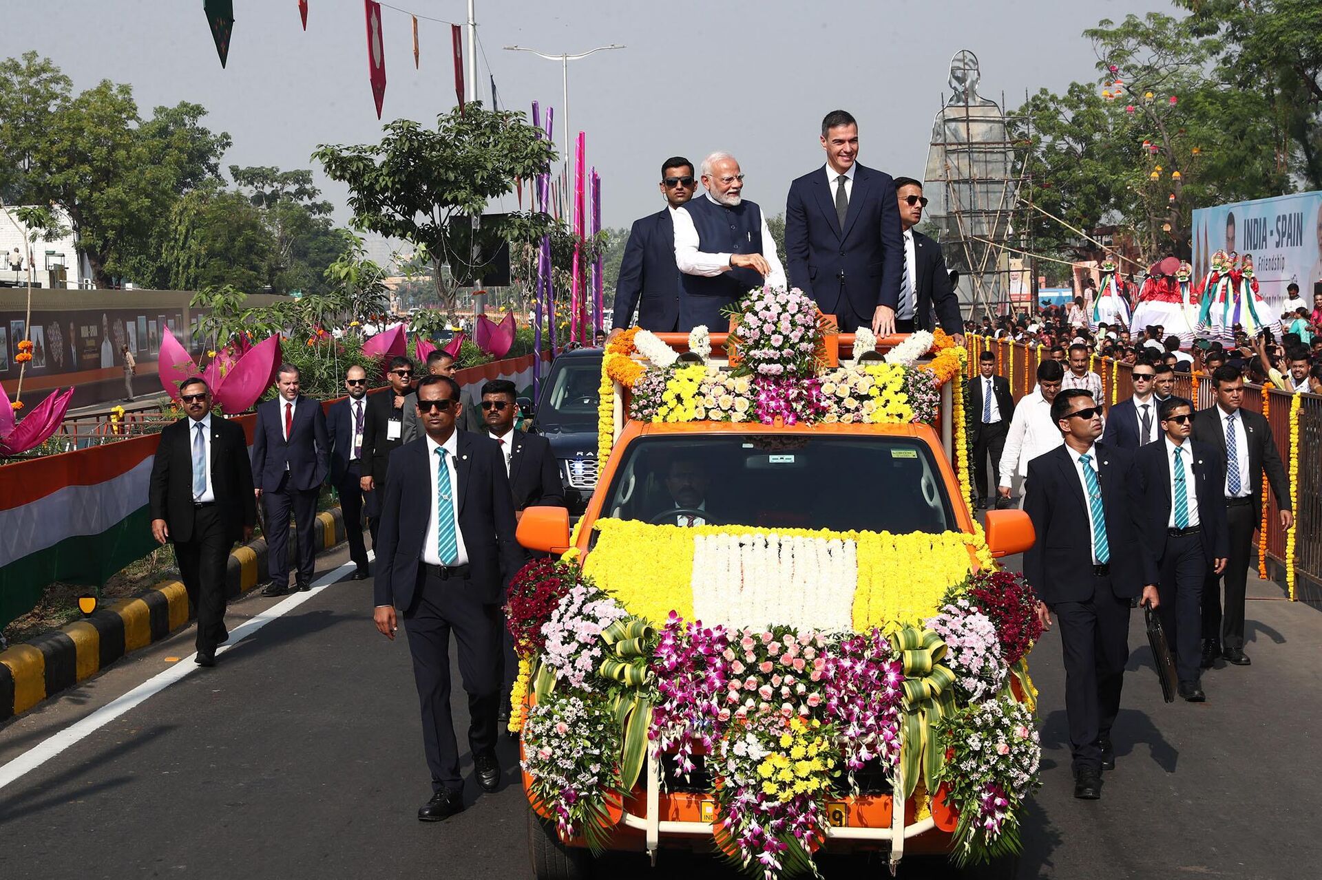 Pedro Sánchez y Narendra Modi, durante la ceremonia de bienvenida al presidente español en Vadodara (India) - Sputnik Mundo, 1920, 30.10.2024