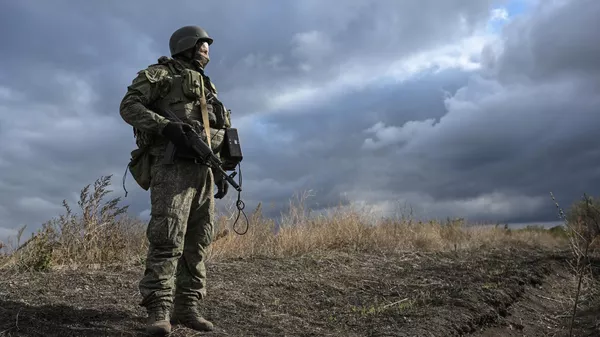 Un militar del 1.430.º Regimiento de Fusiles Motorizados de las Fuerzas Armadas rusas, en la dirección de Zaporozhie. - Sputnik Mundo