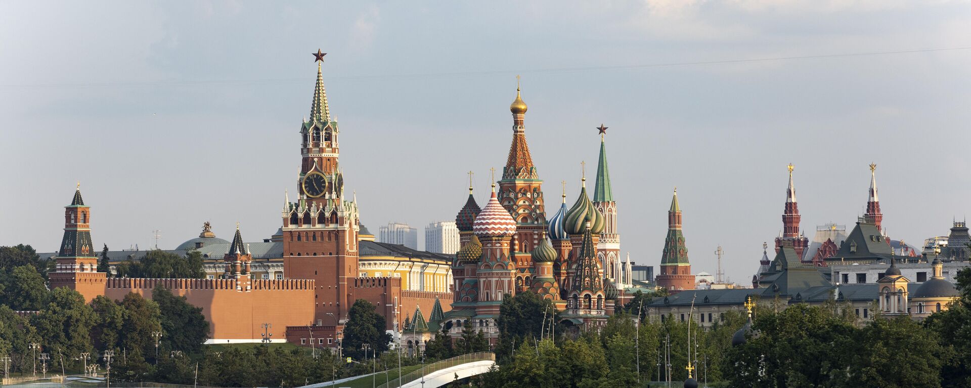 Torre Spasskaya del Kremlin de Moscú y Catedral de San Basilio - Sputnik Mundo, 1920, 01.11.2024