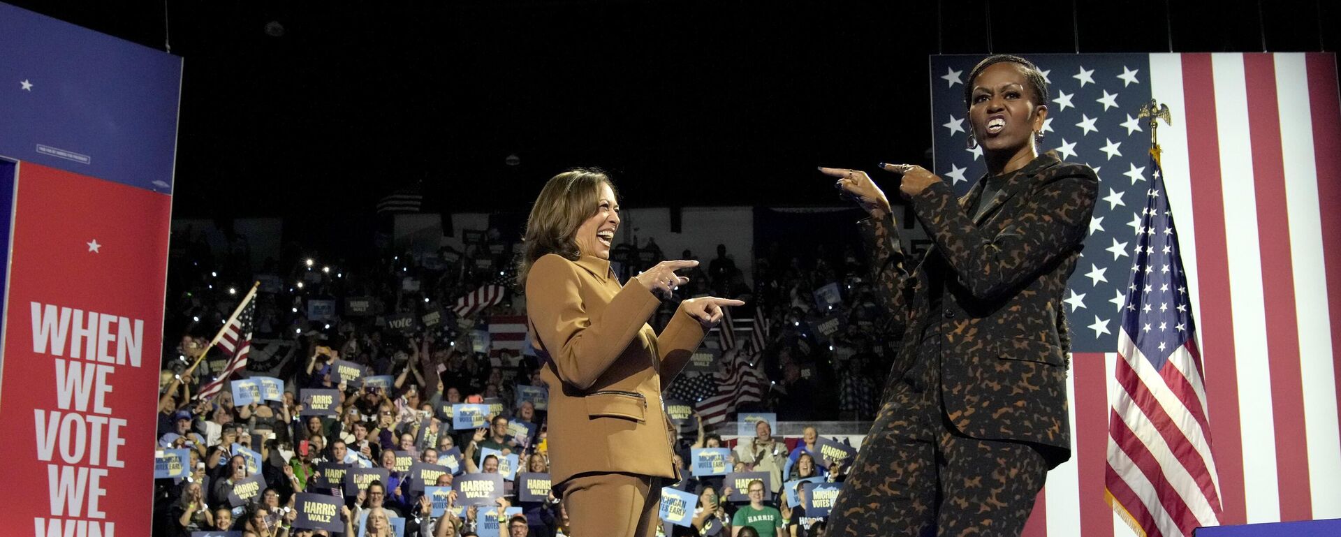 La entonces candidata presidencial demócrata y vicepresidenta, Kamala Harris (izquierda), y la ex primera dama Michelle Obama llegan para hablar en un mitin de campaña en el Wings Event Center en Estados Unidos. - Sputnik Mundo, 1920, 03.01.2026