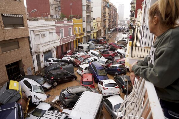 Las lluvias torrenciales que dejó el fenómeno DANA en el este y sur de España provocó la muerte de más de 200 personas en Valencia, Castilla-La Mancha y Andalucía, y un número desconocido de desaparecidos.En la foto: automóviles atascados en la calle durante las inundaciones en Valencia. - Sputnik Mundo