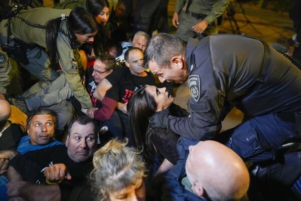 Los policías dispersan una manifestación contra el Gobierno del primer ministro israelí Benjamín Netanyahu frente a su residencia en la ciudad de Jerusalén. - Sputnik Mundo