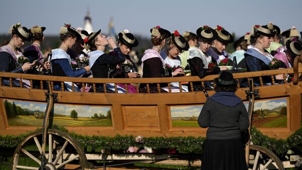 San Leonardo es el patrón de los agricultores, los caballos y el ganado. La tradicional peregrinación en su honor (llamada Leonhardifahrt) se remonta a siglos atrás en Baviera y Austria y fue resucitada en la ciudad de Warngau en 1983.En la foto: mujeres vestidas con trajes tradicionales de la región beben el Schnaps tras la peregrinación. - Sputnik Mundo