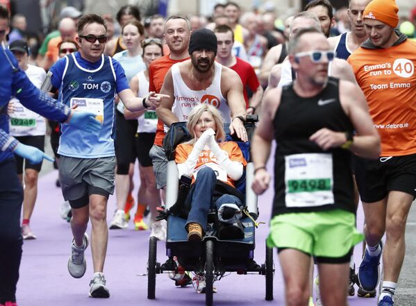 El actor irlandés Colin Farrell corre durante el Maratón de Dublín con su amiga, que es la superviviente femenina más longeva de la epidermólisis bullosa. - Sputnik Mundo