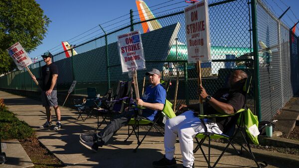 Trabajadores de Boeing en huelga hacen un piquete el 24 de septiembre de 2024, junto a las instalaciones de la compañía en Renton, Washington (archivo) - Sputnik Mundo