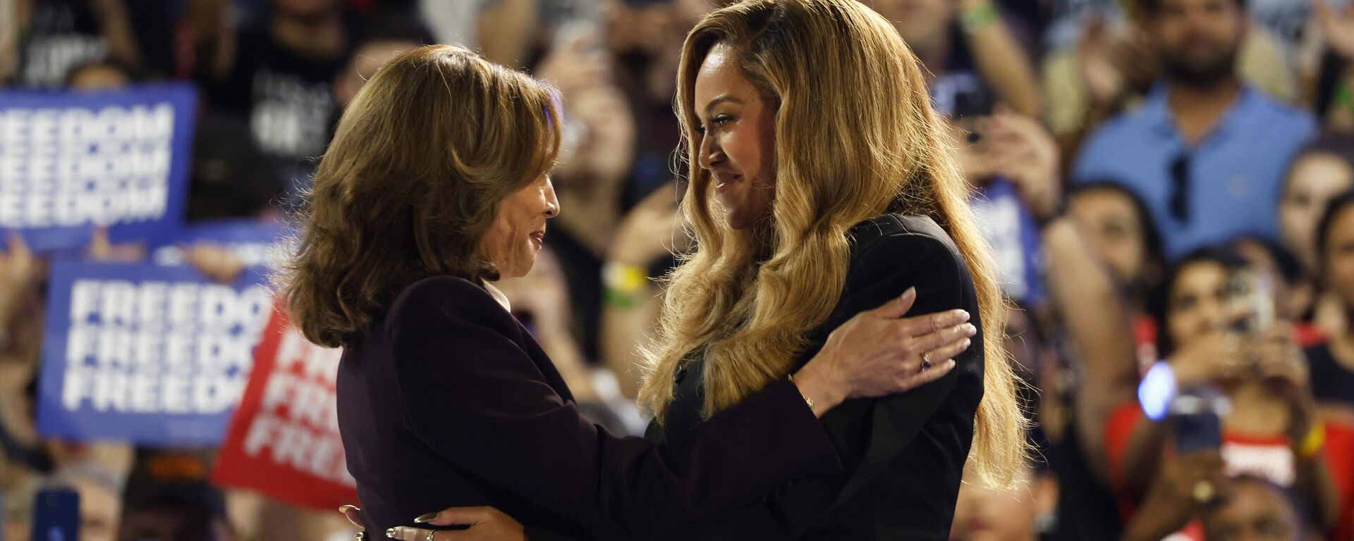 La artista musical Beyoncé, derecha, y la vicepresidenta de EEUU y candidata presidencial demócrata Kamala Harris, izquierda, se abrazan en el escenario durante un mitin de campaña el viernes 25 de octubre de 2024 en Houston.  - Sputnik Mundo, 1920, 03.11.2024