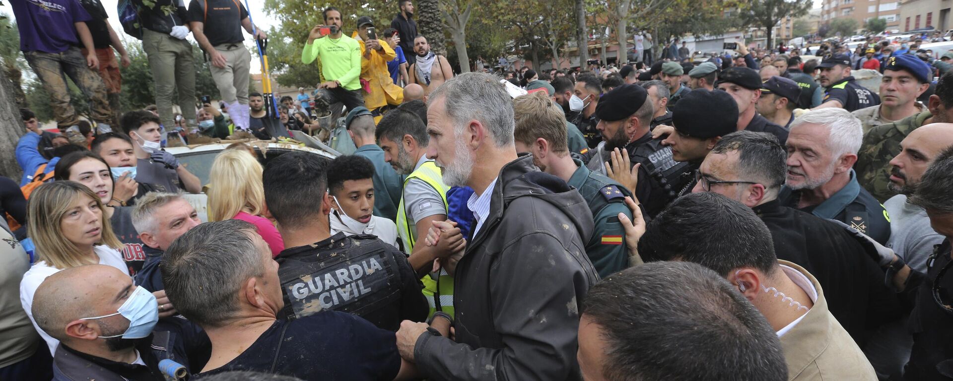 El rey de España, Felipe VI, durante su visita en Valencia, para evaluar la situación en las zonas afectadas por la DANA - Sputnik Mundo, 1920, 03.11.2024