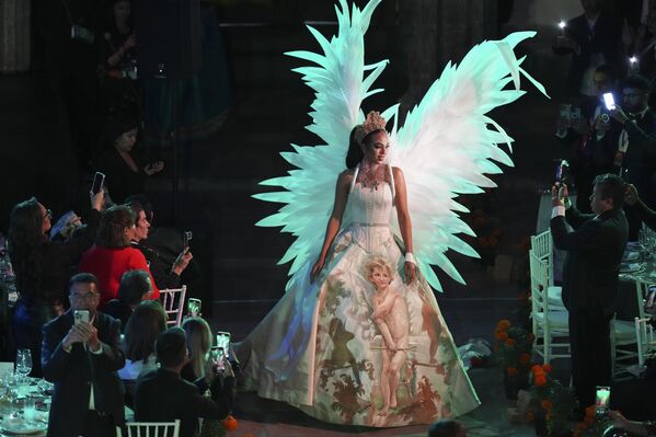 La representante de Bulgaria, Elena Vian, durante el desfile. - Sputnik Mundo