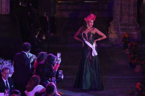 Cada año, México festeja el Día de Muertos el 1 y 2 de noviembre, preparando ofrendas para recordar a los difuntos, mientras las catrinas salen a las calles.En la foto: la miss Italia, Glelany Cavalcante, participa en el desfile de catrinas que marca el Día de los Muertos. - Sputnik Mundo