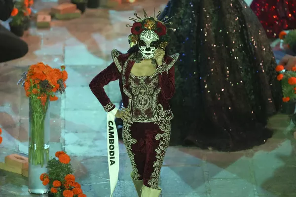 El desfile marcó el primer evento oficial de Miss Universo, que se celebra en la capital mexicana por tercera vez.En la foto: la concursante Camboya, Davin Prasath, asiste a la procesión de las catrinas. El desfile marcó el primer evento oficial de Miss Universo, que se celebra en la capital mexicana por tercera vez.En la foto: la concursante Camboya, Davin Prasath, asiste a la procesión de las catrinas. - Sputnik Mundo