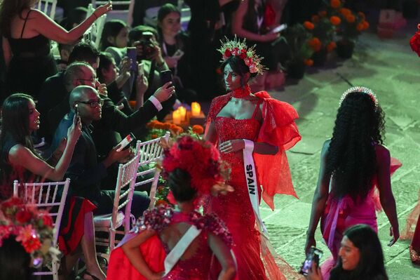 Las 128 concursantes se presentaron con una gran variedad de estilos, que incluían motivos de calaveras y trajes típicos mexicanos.En la foto: la miss España, Michelle Jiménez, durante el desfile. - Sputnik Mundo