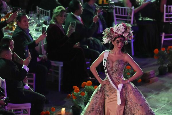 Asimismo, el evento contribuyó a recaudar fondos para la Fundación Niños, Mujeres y Ancianos Protegidos.En la foto: la representante de China, Jia Qi, participa en el festival de las catrinas. - Sputnik Mundo