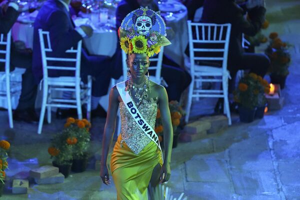 El espectáculo ofrecía música en directo con temas folclóricos mexicanos como La Llorona o La Malagueña.En la foto: la miss Botswana, Thanolo Keutlwile, en el desfile. - Sputnik Mundo