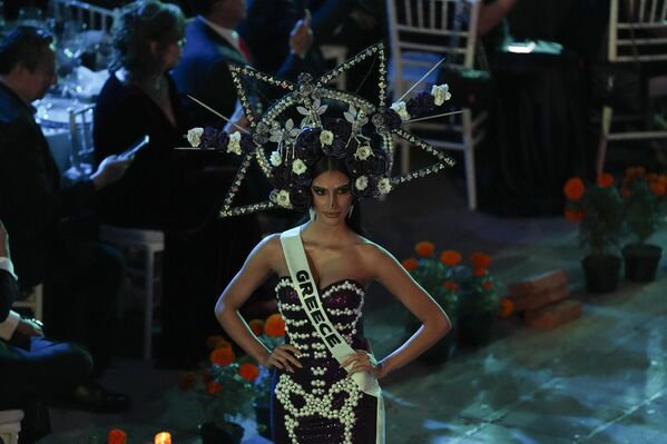 La Catrina es el ícono central del Día de Muertos. Se la considera como la patrona de todos los mexicanos, tanto de los vivos como de los difuntos.En la foto: la concursante Grecia, Christianna Katsieri, participa en el acto del 1 de noviembre. - Sputnik Mundo