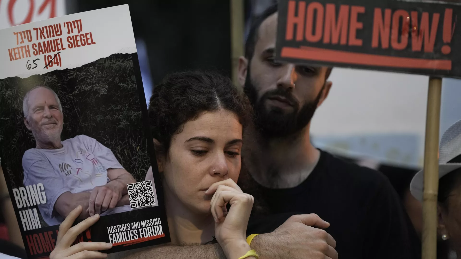 Personas protestan en el primer aniversario del ataque de Hamás contra Israel y piden la liberación de los rehenes retenidos por Hamás en la Franja de Gaza, frente a la casa del primer ministro Benjamin Netanyahu, en Jerusalén, el 7 de octubre de 2024 - Sputnik Mundo, 1920, 04.11.2024