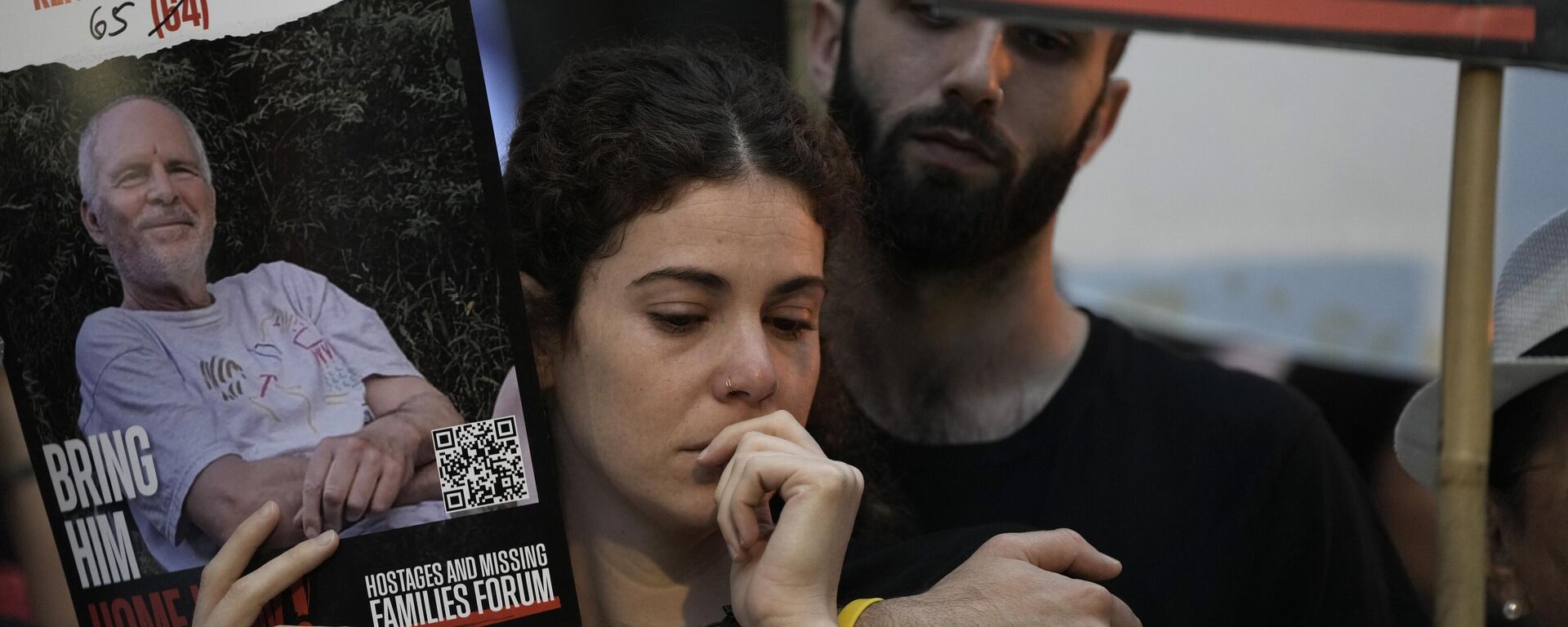 Personas protestan en el primer aniversario del ataque de Hamás contra Israel y piden la liberación de los rehenes retenidos por Hamás en la Franja de Gaza, frente a la casa del primer ministro Benjamin Netanyahu, en Jerusalén, el 7 de octubre de 2024 - Sputnik Mundo, 1920, 04.11.2024