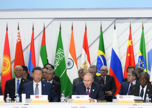 Tras la incorporación de Arabia Saudita, Egipto, los Emiratos Árabes Unidos, Etiopía e Irán, desde el pasado 1 de enero, el grupo de los BRICS pasó a tener 10 Estados miembros. Actualmente, el grupo representa casi la mitad de la población mundial, más del 40% de la producción global del crudo y alrededor del 25% de las exportaciones mundiales. - Sputnik Mundo