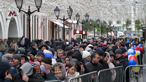 Ciudadanos moldavos hacen fila ante la embajada de Moldavia en Moscú para votar en la segunda vuelta de las elecciones presidenciales moldavas - Sputnik Mundo