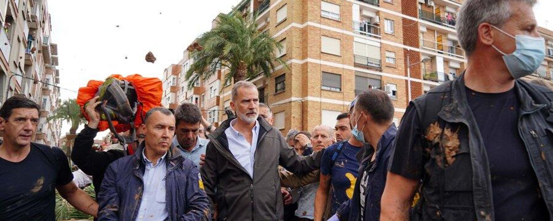 Felipe VI y Carlos Mazón (detrás) caminan por las calles de Paiporta - Sputnik Mundo, 1920, 05.11.2024