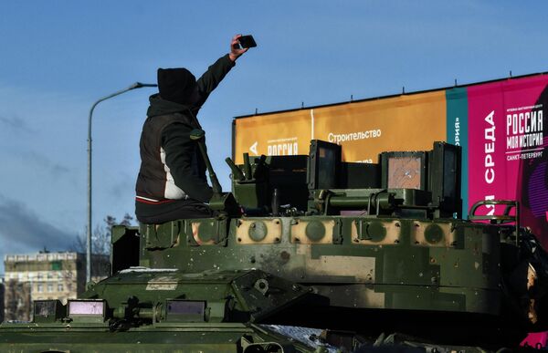 Según el servicio de prensa del Distrito Militar de Leningrado, los instructores que trabajan en la exposición familiarizarán a los invitados con las muestras presentadas y contarán las circunstancias de su captura por los soldados rusos. - Sputnik Mundo