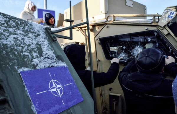 &quot;Hoy, los ciudadanos de San Petersburgo y los invitados de la ciudad verán cómo nuestros combatientes vencen y destruyen al enemigo en la línea de contacto. Todos los alabados tanques extranjeros, vehículos de combate de infantería y vehículos blindados de transporte de tropas fueron alcanzados y destruidos por nuestros soldados rusos&quot;, declaró en la inauguración de la exposición el comandante en funciones de las tropas del Distrito Militar de Leningrado, el teniente general Rustam Minekáyev. - Sputnik Mundo