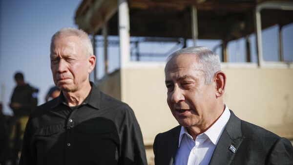 El entonces ministro de Defensa de Israel, Yoav Galant, y el primer ministro israelí, Benjamín Netanyahu, llegan a una reunión informativa cerca del puesto militar de Salem, entre Israel y Cisjordania, el 4 de julio de 2023  - Sputnik Mundo