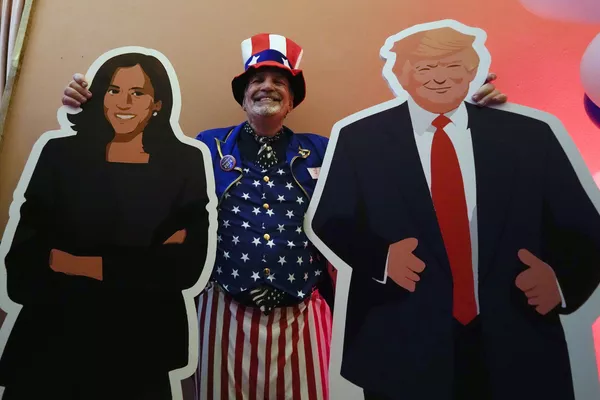 El funcionario del Consulado de EEUU Timothy Lockwood posa con carteles de Kamala Harris y Donald Trump durante la noche electoral en Milán, Italia. El funcionario del Consulado de EEUU Timothy Lockwood posa con carteles de Kamala Harris y Donald Trump durante la noche electoral en Milán, Italia. - Sputnik Mundo
