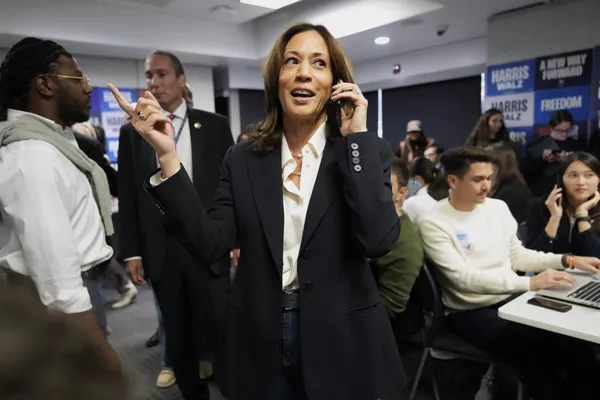 Kamala Harris atiende llamadas telefónicas con voluntarios en la sede del Comité Nacional Demócrata el día de las elecciones. Kamala Harris atiende llamadas telefónicas con voluntarios en la sede del Comité Nacional Demócrata el día de las elecciones. - Sputnik Mundo