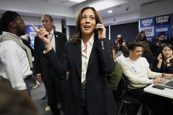 Kamala Harris atiende llamadas telefónicas con voluntarios en la sede del Comité Nacional Demócrata el día de las elecciones. - Sputnik Mundo