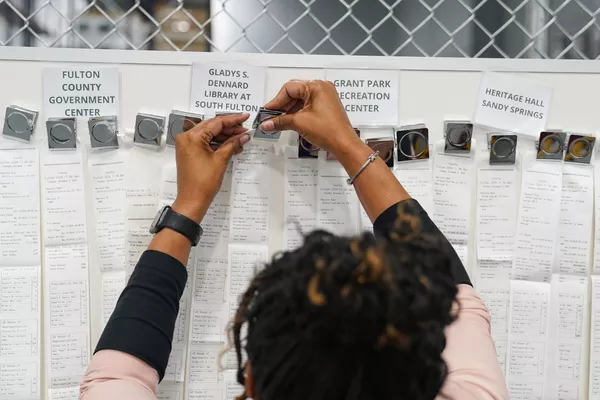 Los comprobantes del voto anticipado se entregan durante la noche electoral del 5 de noviembre de 2024 en Fairburn, Georgia. Los comprobantes del voto anticipado se entregan durante la noche electoral del 5 de noviembre de 2024 en Fairburn, Georgia. - Sputnik Mundo