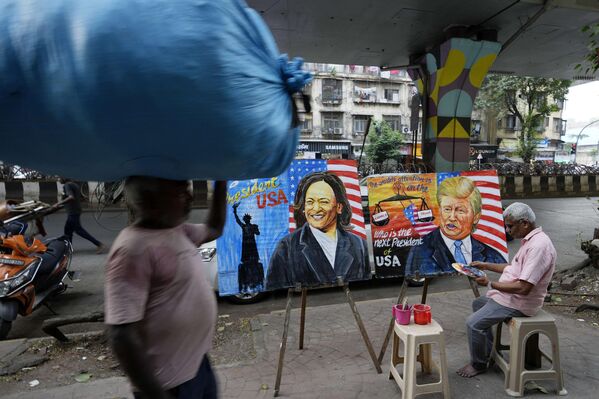 El profesor de arte Prithviraj Kambli pinta carteles de Harris y Trump en el exterior de su escuela en Mumbai, la India. - Sputnik Mundo