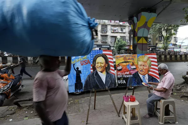 El profesor de arte Prithviraj Kambli pinta carteles de Harris y Trump en el exterior de su escuela en Mumbai, la India. El profesor de arte Prithviraj Kambli pinta carteles de Harris y Trump en el exterior de su escuela en Mumbai, la India. - Sputnik Mundo