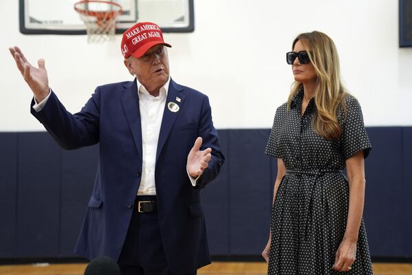 Donald Trump se dirige al público acompañado de la ex primera dama Melania Trump después de haber votado el día de las elecciones en el Morton and Barbara Mandel Recreation Center. - Sputnik Mundo