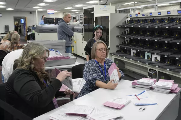 Trabajadores electorales cuentan boletas en la oficina de registro de votantes del condado de Washoe, Nevada. Trabajadores electorales cuentan boletas en la oficina de registro de votantes del condado de Washoe, Nevada. - Sputnik Mundo