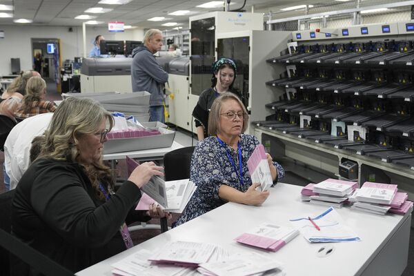 Trabajadores electorales cuentan boletas en la oficina de registro de votantes del condado de Washoe, Nevada. - Sputnik Mundo