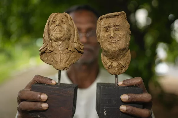 El artista Upali Dias muestra dos esculturas de la vicepresidenta estadounidense Kamala Harris y del expresidente Donald Trump en Colombo, Sri Lanka. El artista Upali Dias muestra dos esculturas de la vicepresidenta estadounidense Kamala Harris y del expresidente Donald Trump en Colombo, Sri Lanka. - Sputnik Mundo