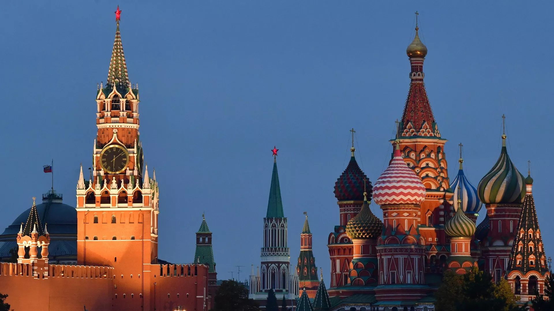 Torre Spasskaya del Kremlin de Moscú y Catedral de la Intercesión - Sputnik Mundo, 1920, 15.11.2024