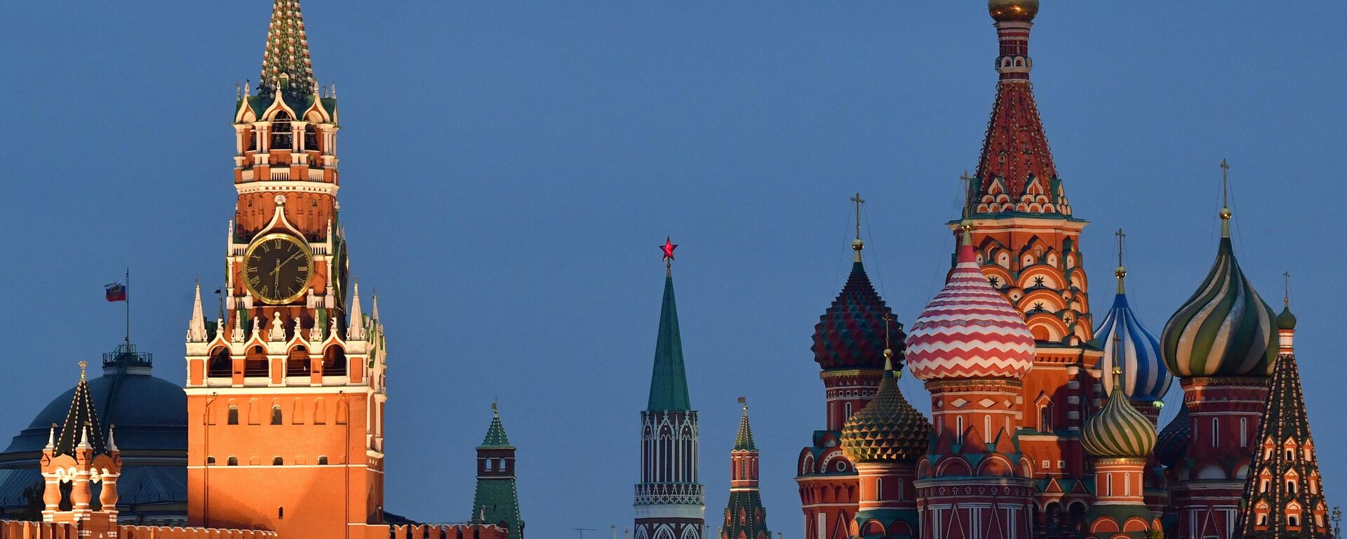 Torre Spasskaya del Kremlin de Moscú y Catedral de la Intercesión - Sputnik Mundo, 1920, 16.02.2025