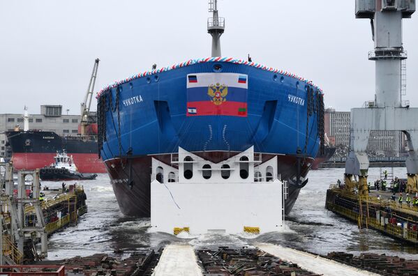 El casco del rompehielos nuclear Chukotka (Proyecto 22220) durante su botadura en los astilleros bálticos de la Corporación Naviera Unida (USC, por sus siglas en inglés) en San Petersburgo. - Sputnik Mundo