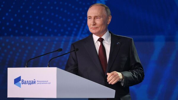 Vladímir Putin, presidente ruso, participa en la sesión plenaria de la XXI reunión anual del Club Internacional de Debates Valdái  - Sputnik Mundo