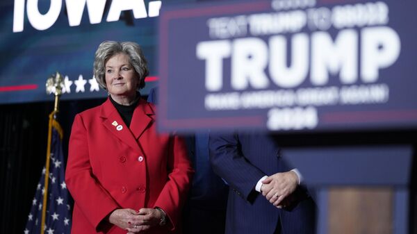 Susie Wiles observa mientras el expresidente Donald Trump habla en una fiesta de la noche de los caucus en Des Moines, Iowa, el 15 de enero de 2024.  - Sputnik Mundo